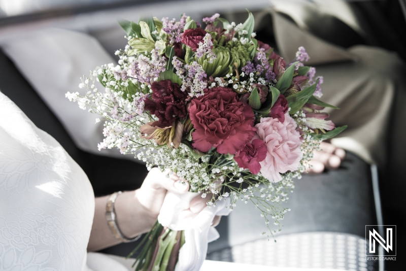 Bride bouquet whit red and rose flowers