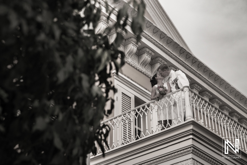 Bride and Groom kissing on Kranshi balcony