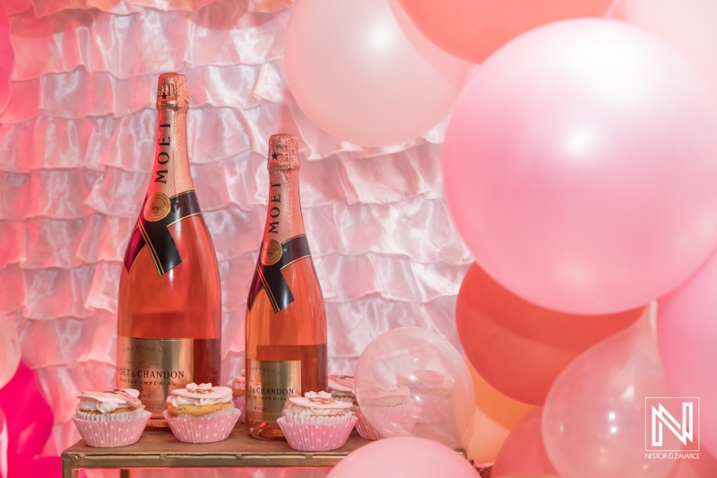 Celebrating a birthday in Curacao with rose champagne and delicious cupcakes in a festive atmosphere