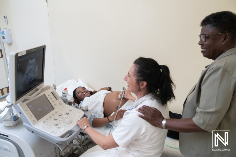 Expecting mothers receiving prenatal care in Curacao with skilled healthcare professionals in a supportive environment