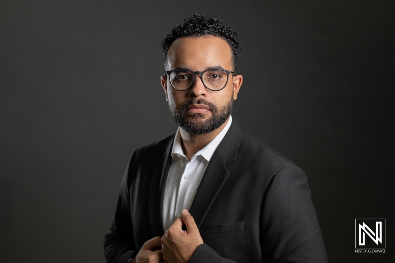 Corporate headshot in Curacao featuring a man in a business suit