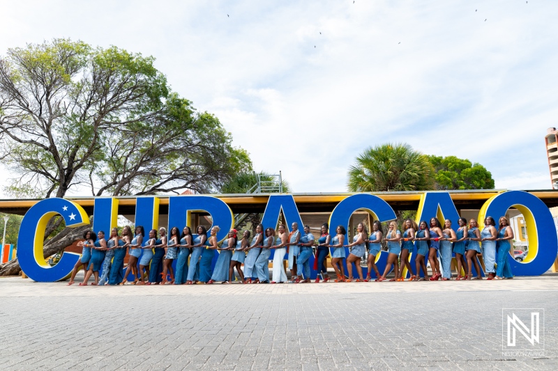 Family and friends gather for a fun photoshoot in Curacao during their vacation