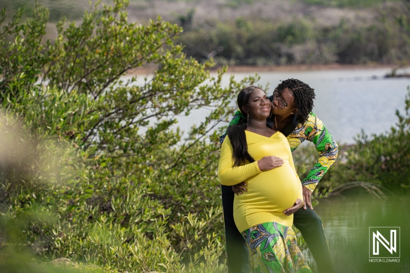 Maternity celebration in Curacao with expectant couple by the serene waters