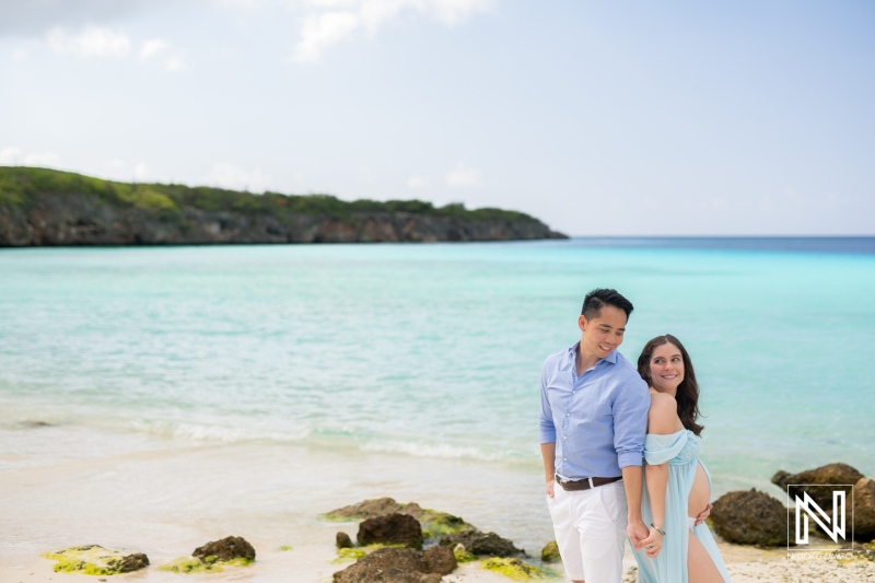 Stunning maternity photoshoot on the beautiful shores of Curacao, showcasing a couple celebrating pregnancy in a tropical paradise