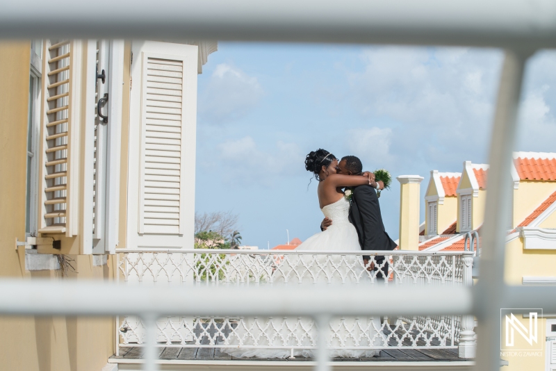 Bride and groom kissing in the Kranshi Balcony