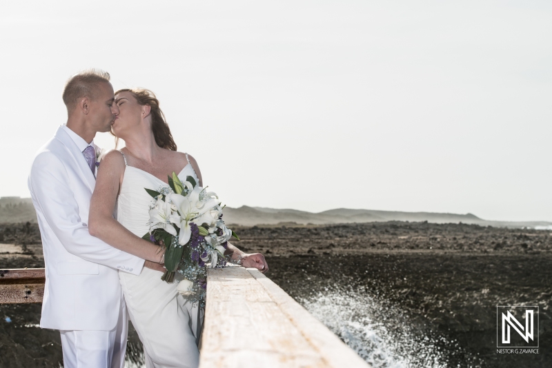 Bride and groom kissing in Shete Boka National Park balcony