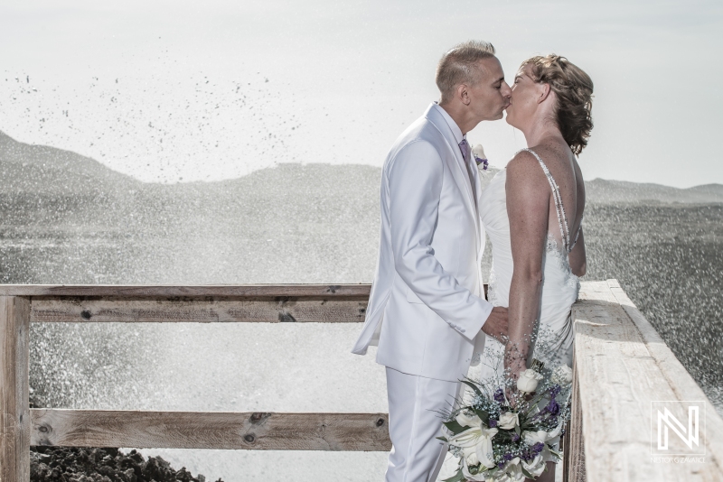 Bride and groom kissing in Shete Boka National Park balcony