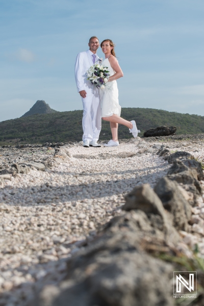 Bride and groom kissing in Shete Boka National Park pad