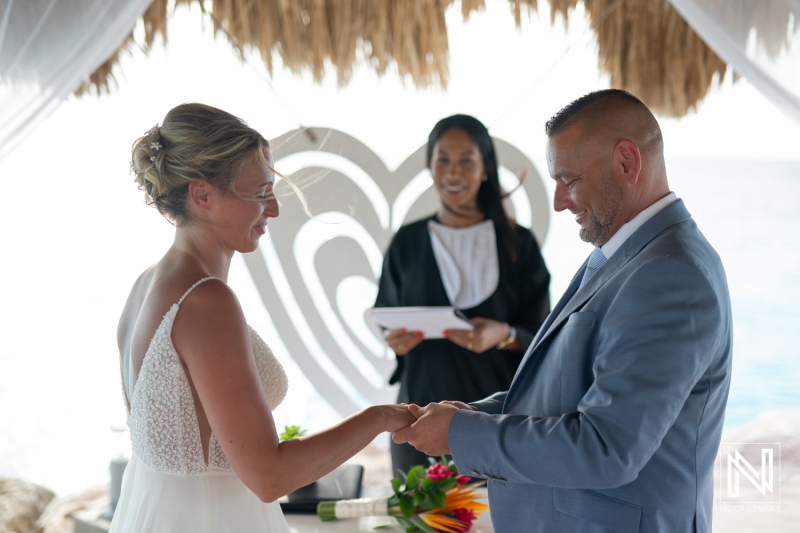 Wedding ceremony at Karakter in Curacao with a beautiful ocean view and heartfelt moments between the couple