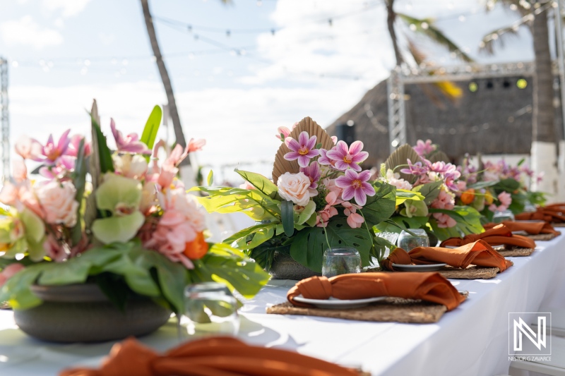 Beautifully arranged floral centerpieces for a wedding at Mangrove Beach in Curacao in a picturesque outdoor setting