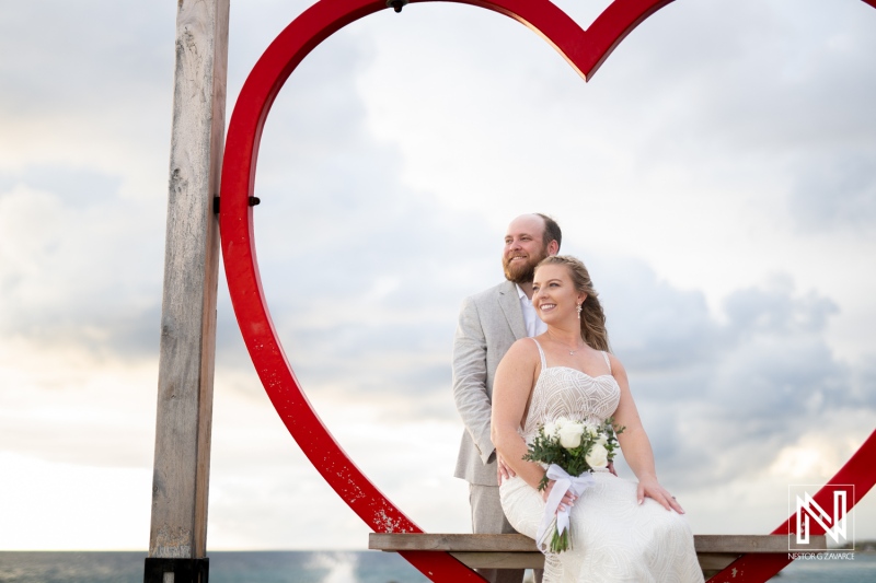 Couple celebrates their wedding at Mangrove Beach in Curacao with a romantic photo in a heart-shaped frame
