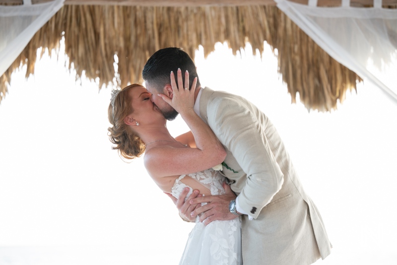 Couple shares romantic kiss during wedding ceremony at Karakter in Curacao