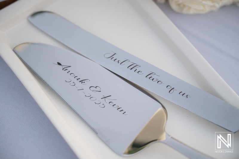 Wedding cake cutting knives at Karakter in Curacao for Anouk and Keon