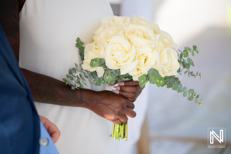 Romantic wedding moments at Baoase Luxury Resort in Curacao with a bride holding a beautiful bouquet of roses