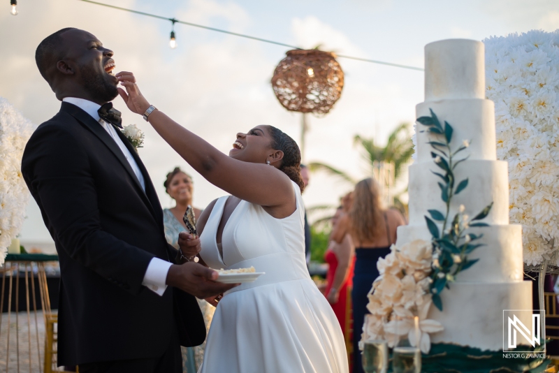 Cutting the wedding cake