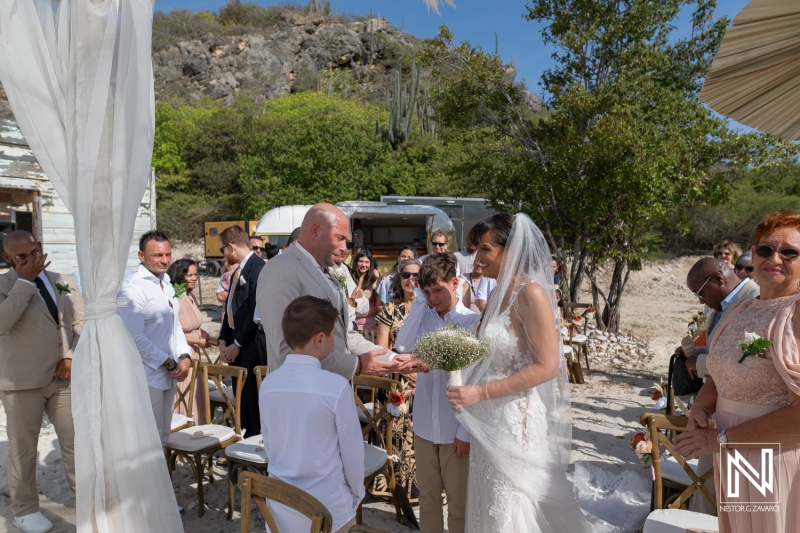 Wedding ceremony at Playa Hunku in Curacao with guests and wedding couple