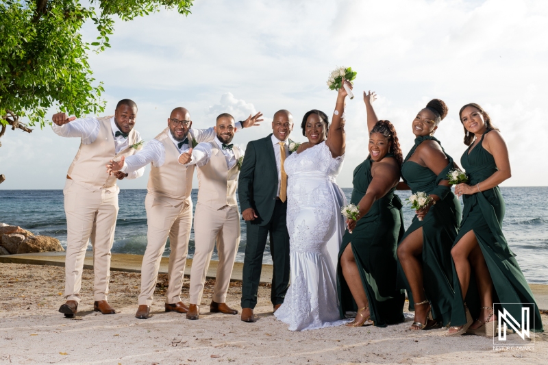 Couple with bridesmaids and groomsmen