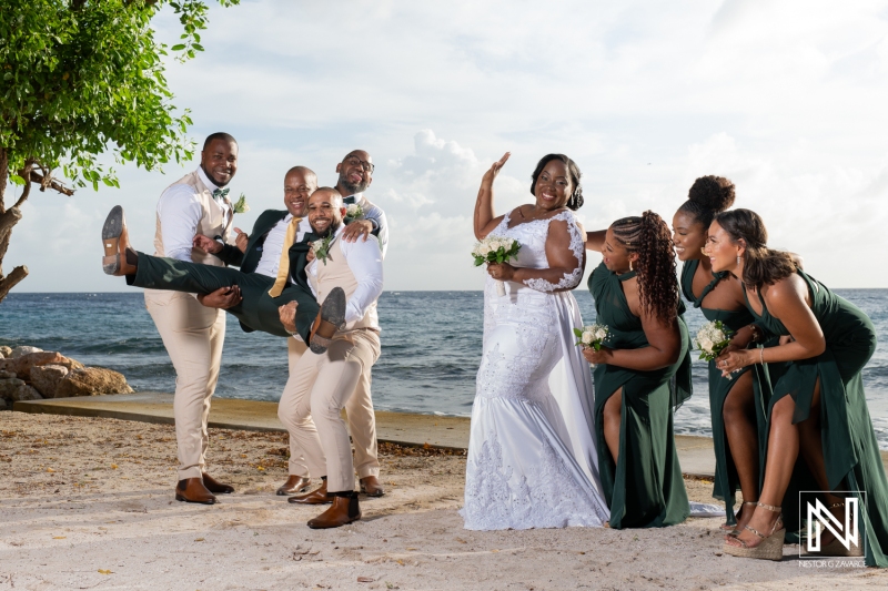 Couple with bridesmaids and groomsmen