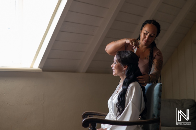 Bride preparing for her wedding at Landhuis Klein Santa Martha in Curacao with the help of a hair stylist