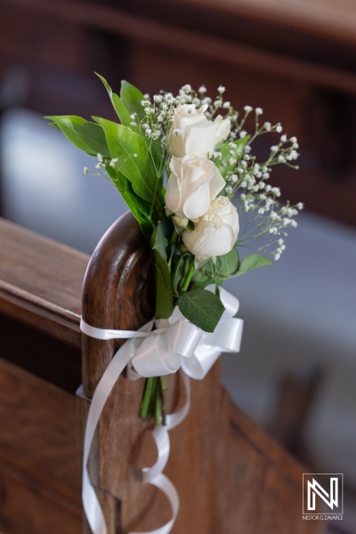 Wedding decorations featuring white floral arrangements at Misa Di Jandoret in Curacao during a beautiful ceremony celebration