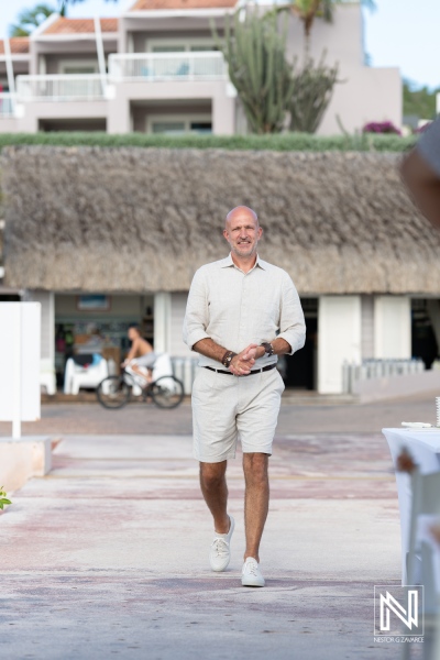 Couple arrives for wedding celebration at Karakter in Curacao, surrounded by beautiful tropical scenery and lively atmosphere