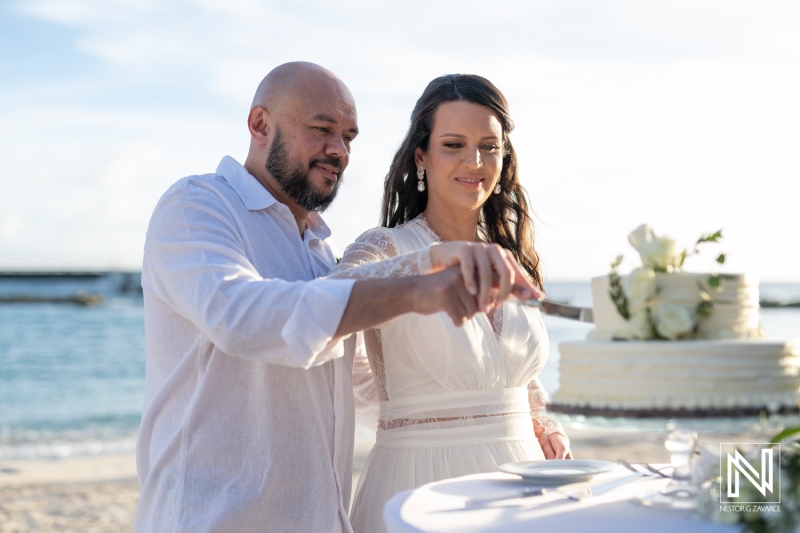 Couple celebrating their wedding at Mangrove Beach in Curacao with a beautiful cake cutting ceremony