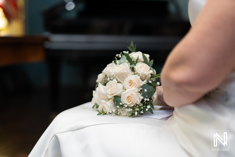 Celebrating love with elegant floral arrangements at a wedding in Curaçao Museum