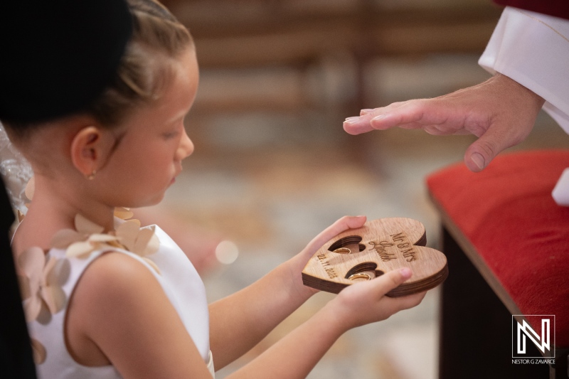 Ceremony for exchanging wedding rings in Curacao with a young girl holding a heart-shaped box