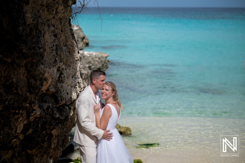 Couple celebrates wedding at Daaibooi Beach Curacao in front of scenic ocean